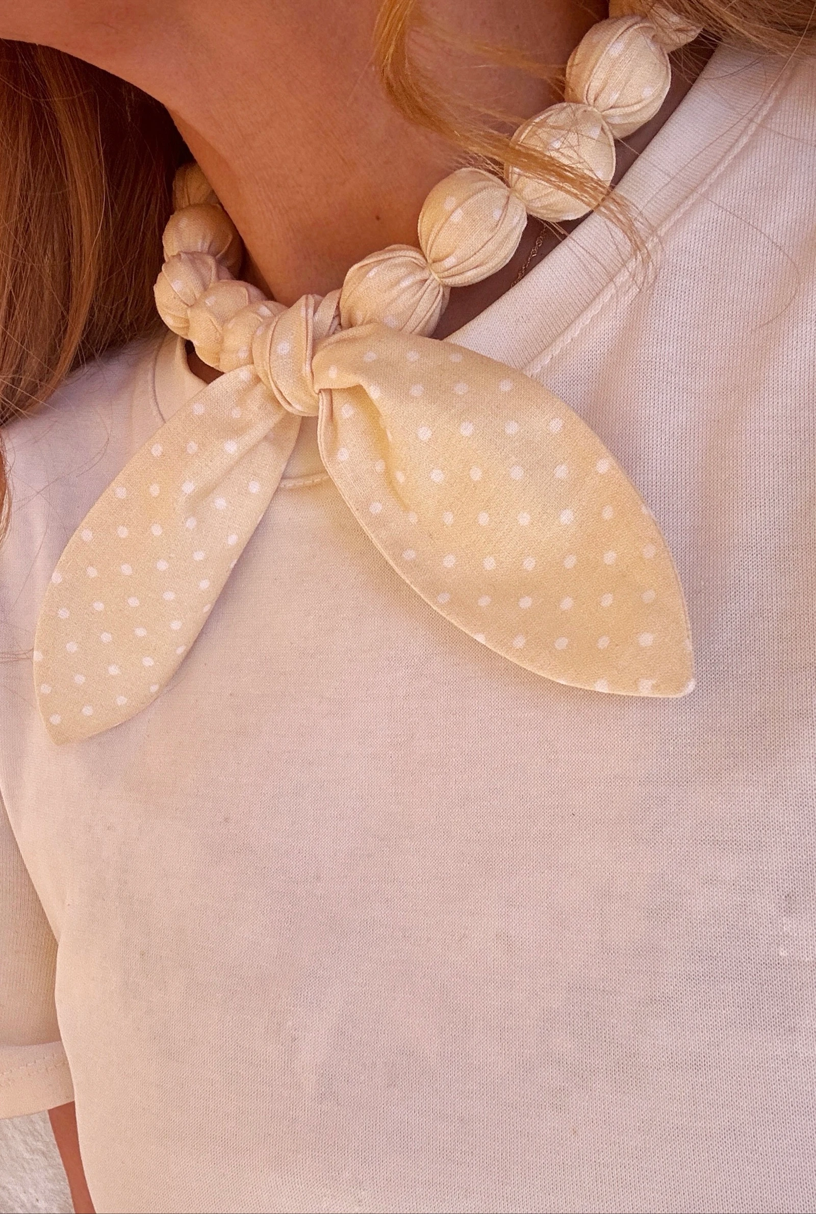 Textiel kraag in gele tint met witte mini-stippen – photo 2